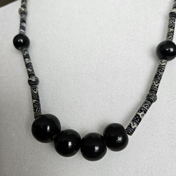2/$30 Vintage Single Strand Beaded Black Necklace Mid Length - Picture 3 of 9